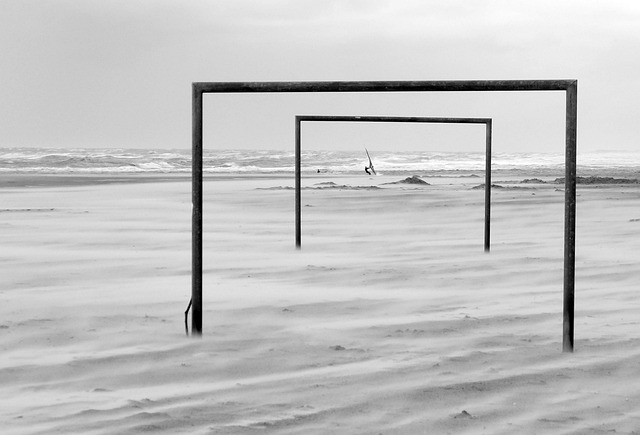 王钰栋遭受恶劣犯规后为郑凯木辩护，展现高尚品质.