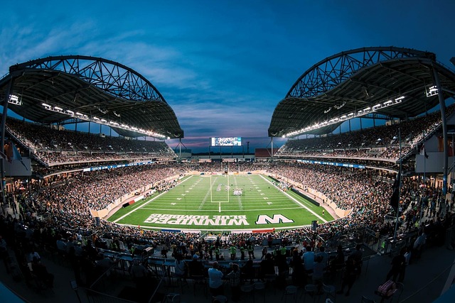 库里3+1被吹掉后情绪激动，拿着牙套朝裁判怒吼.